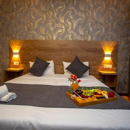 Hotel Pollux Batumi Esterno foto