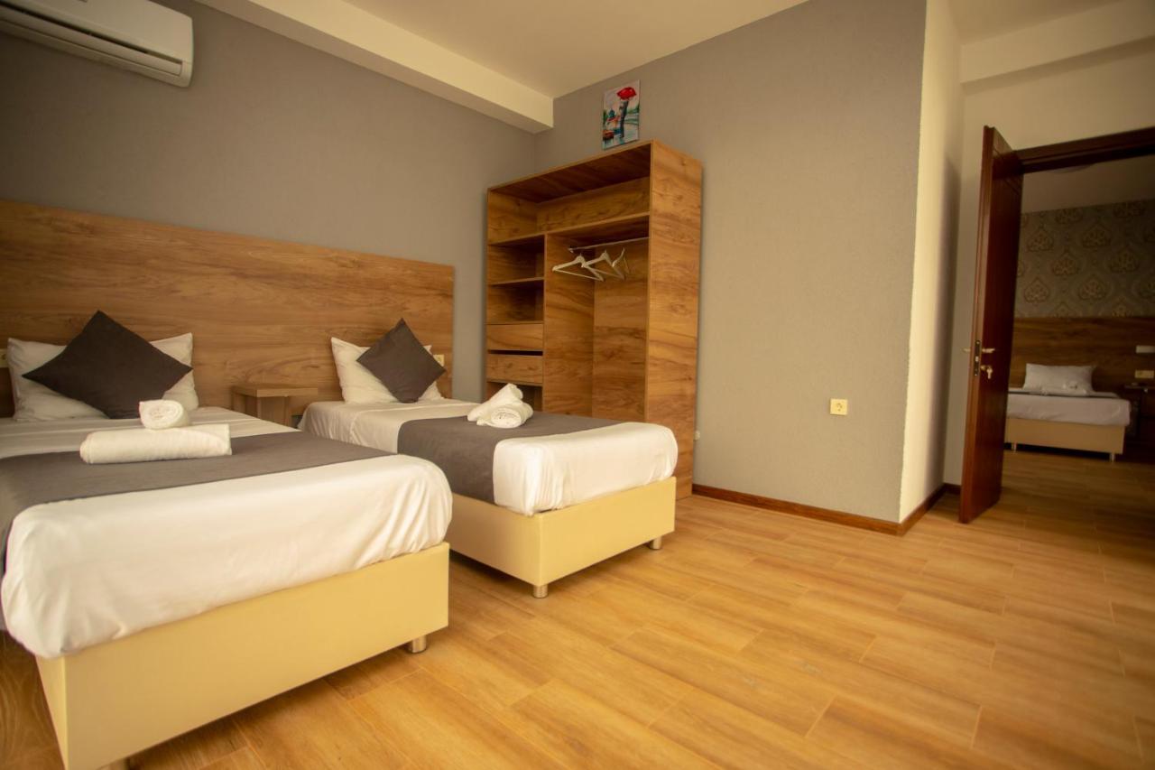 Hotel Pollux Batumi Esterno foto