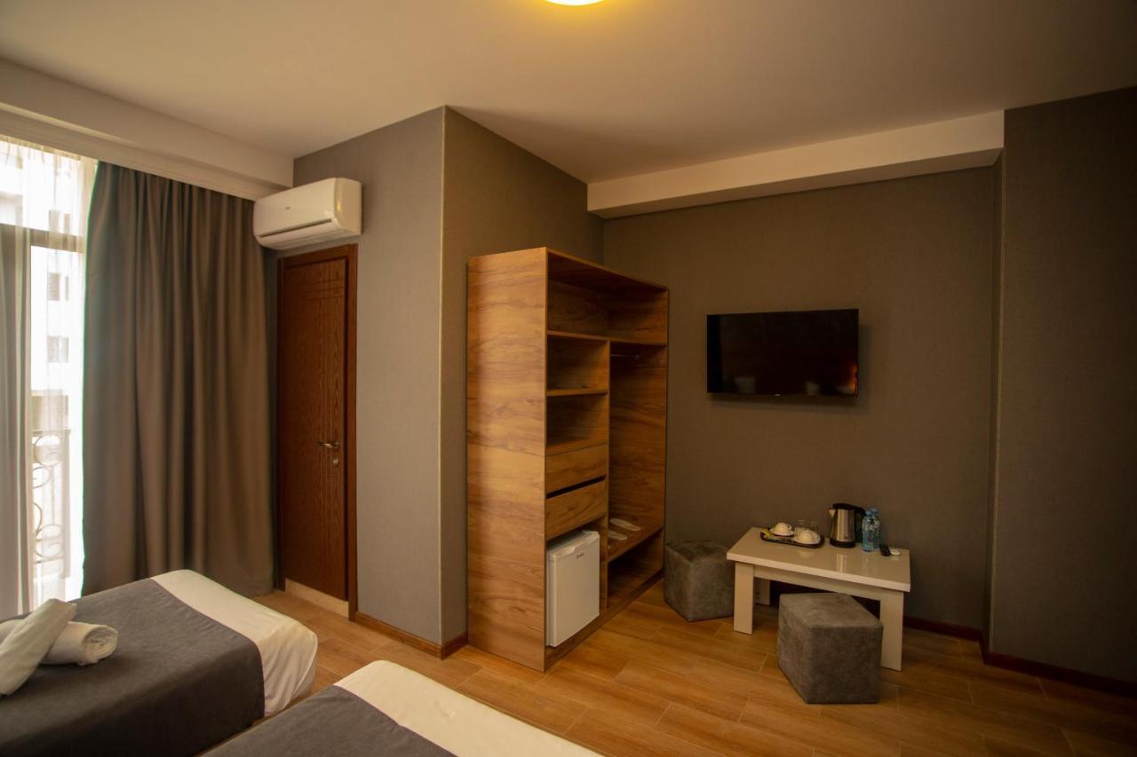 Hotel Pollux Batumi Esterno foto
