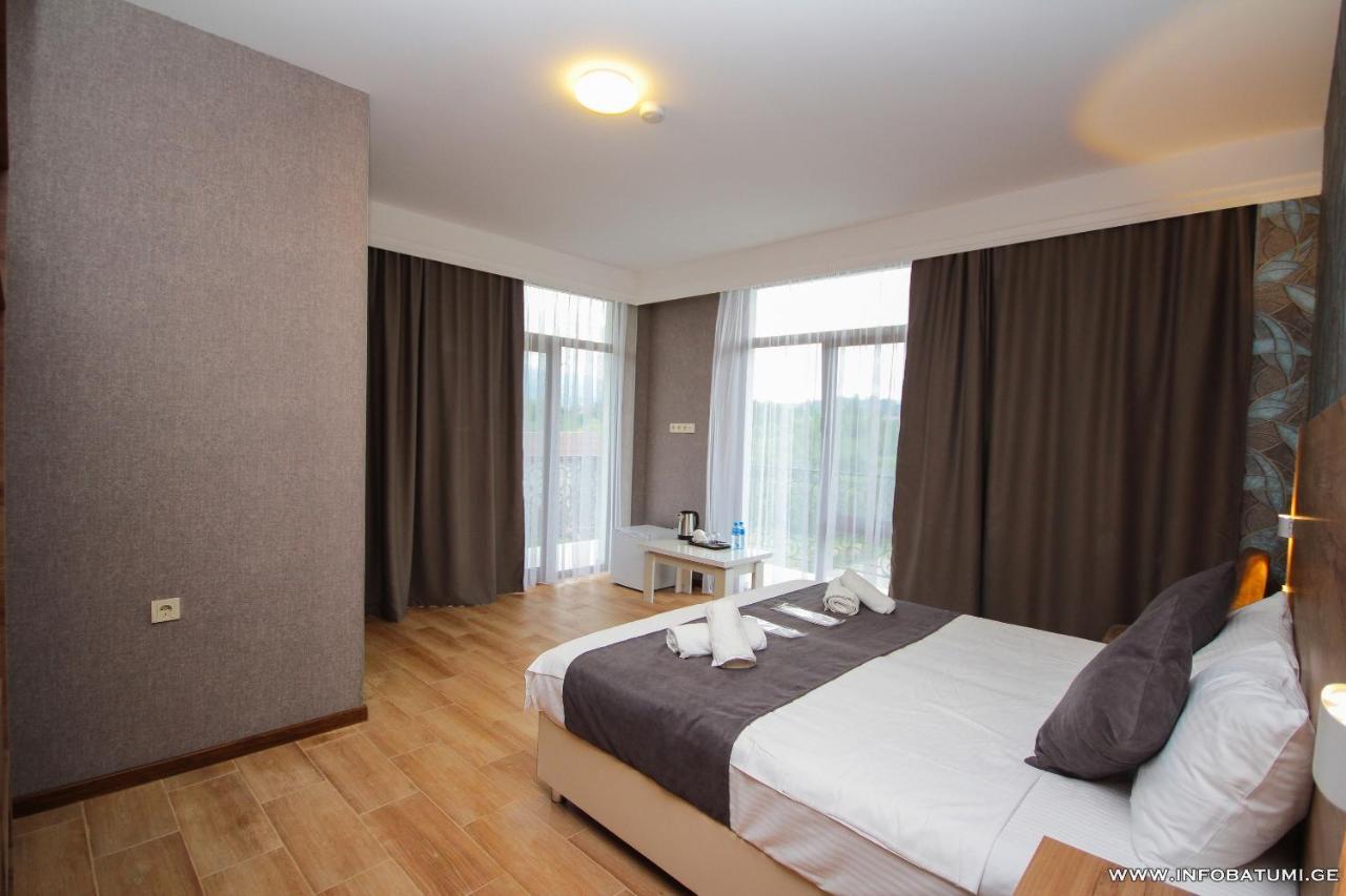 Hotel Pollux Batumi Esterno foto